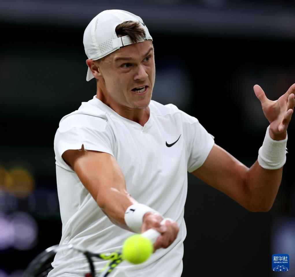 何适应英超 何适应英超